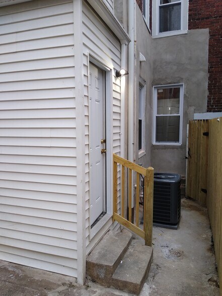 Building Photo - 2054 Ann St