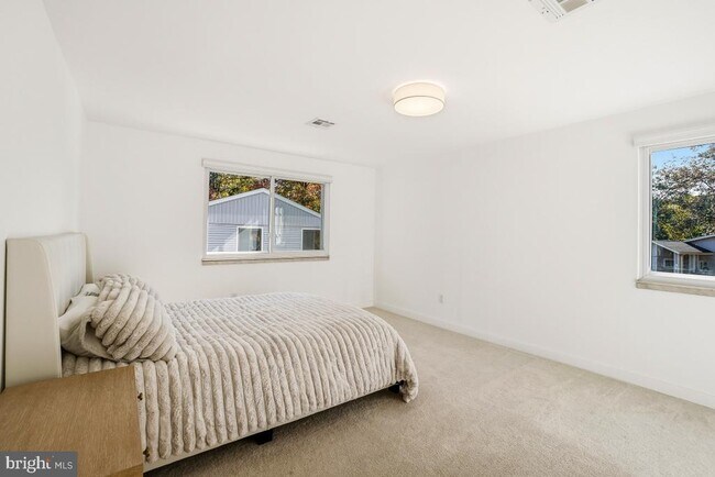 Building Photo - 1527 Hiddenbrook Dr