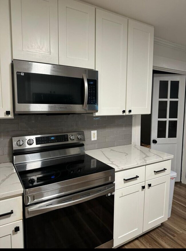 Building Photo - 2424 Roberts Dr