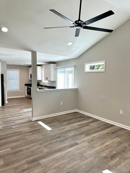 Family room opens to kitchen - 2217 Kenwood Blvd SE