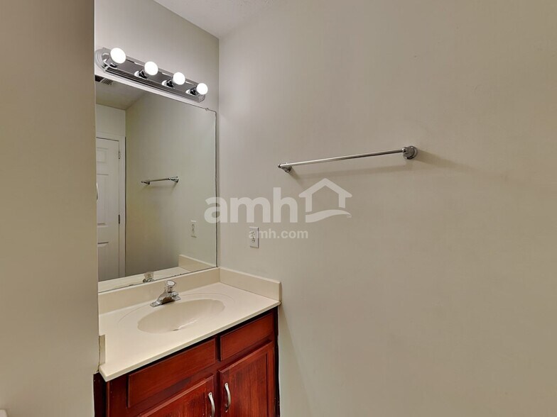 Building Photo - 2805 River Bend Dr