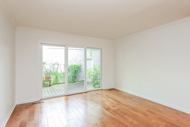 Building Photo - Available! Beautiful 3 Bedroom Townhome In Walnut Creek!