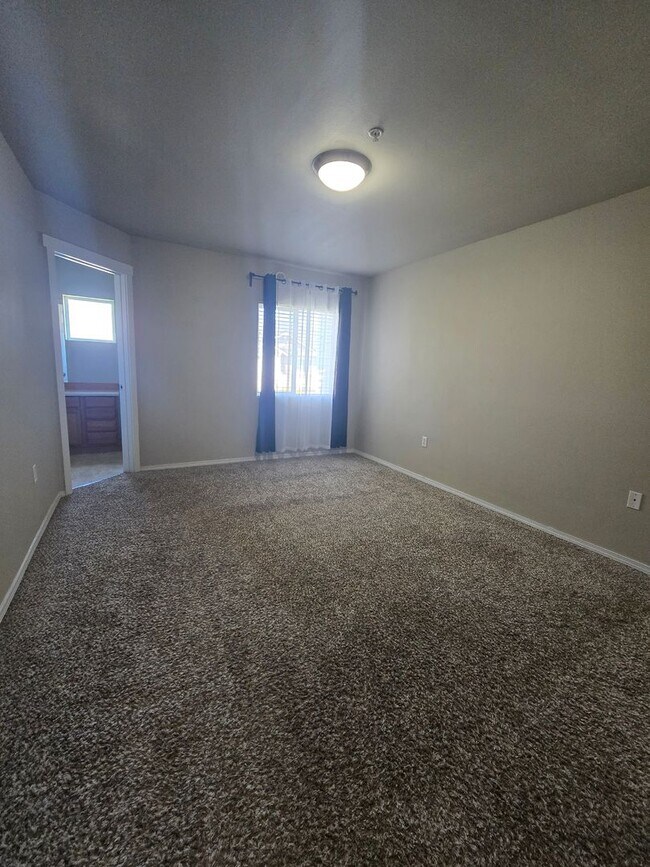 Building Photo - Possibly the Nicest & Most Convenient Townhome!