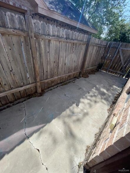 Building Photo - 618 DFW Dr