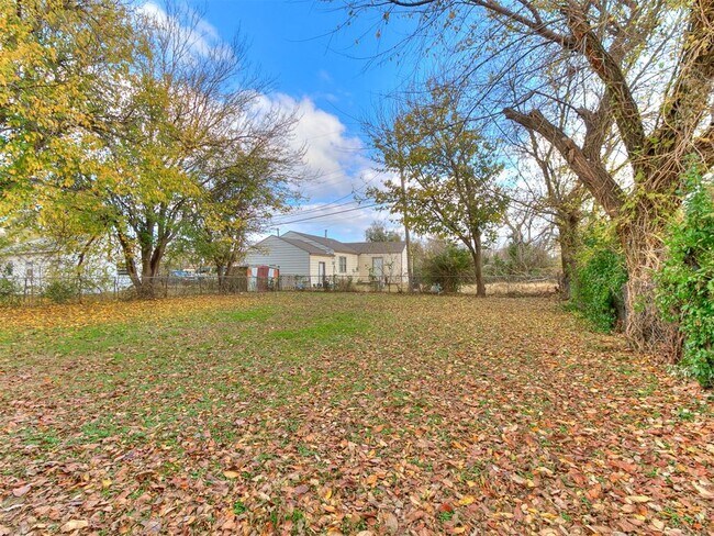 Building Photo - 1338 South Dr