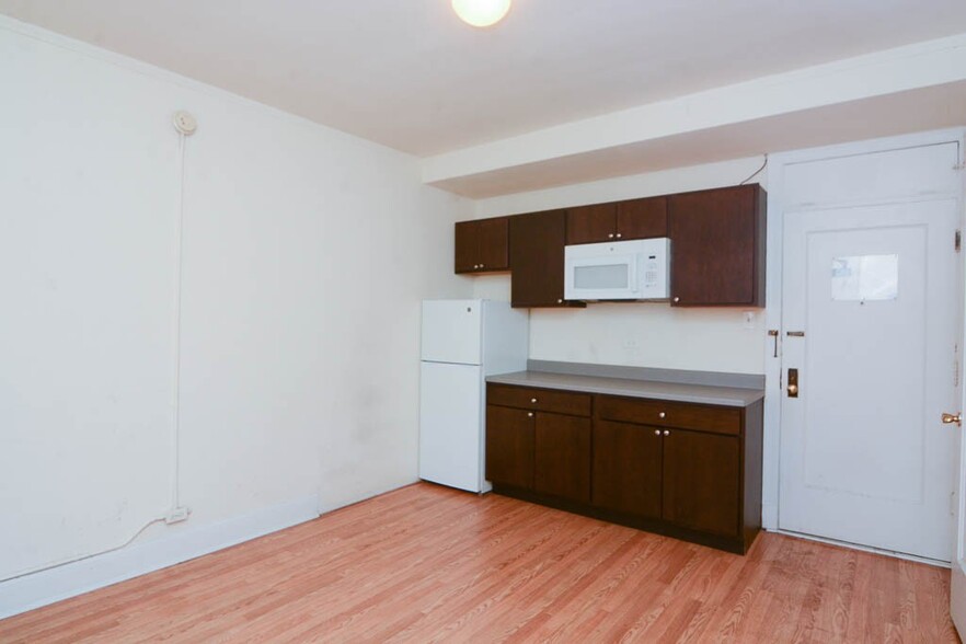 Building Photo - 3335 W Diversey Ave