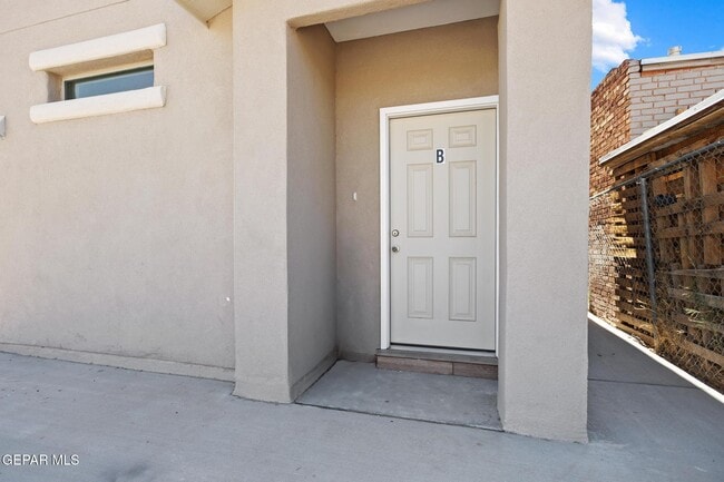 Building Photo - 916 St Vrain St