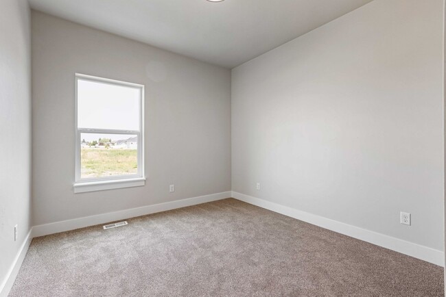 Building Photo - AWESOME 3 Bed 2 Bath Twin home in Sugar city