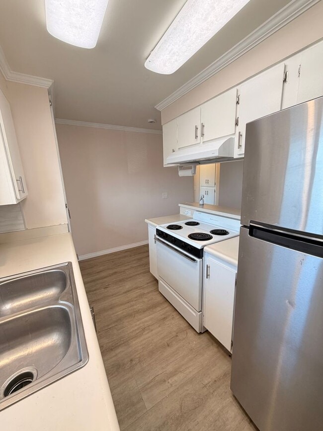 Building Photo - Remodeled 1 Bedroom, 1 Bathroom Stanton Condo For Rent w/ Parking!
