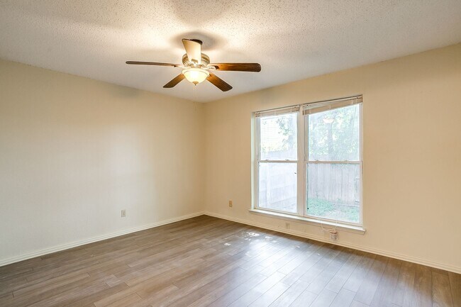 Building Photo - One side of 2 story duplex available-  3 b...