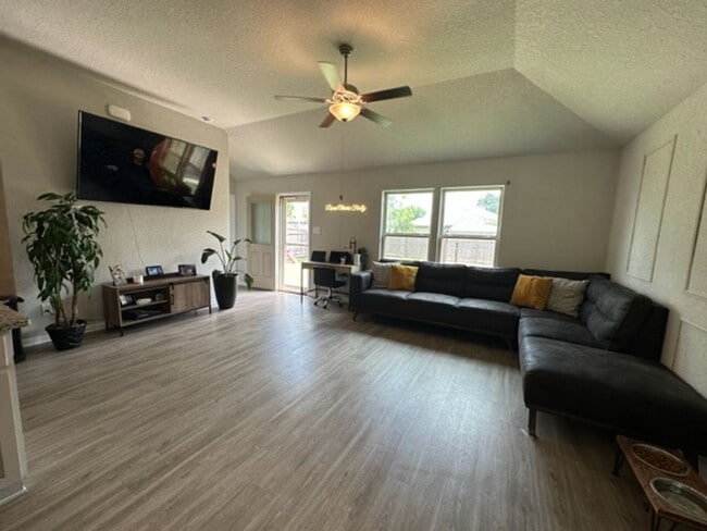 Building Photo - Move in soon! Beautiful  3 bedroom 2 bath near Lackland AFB