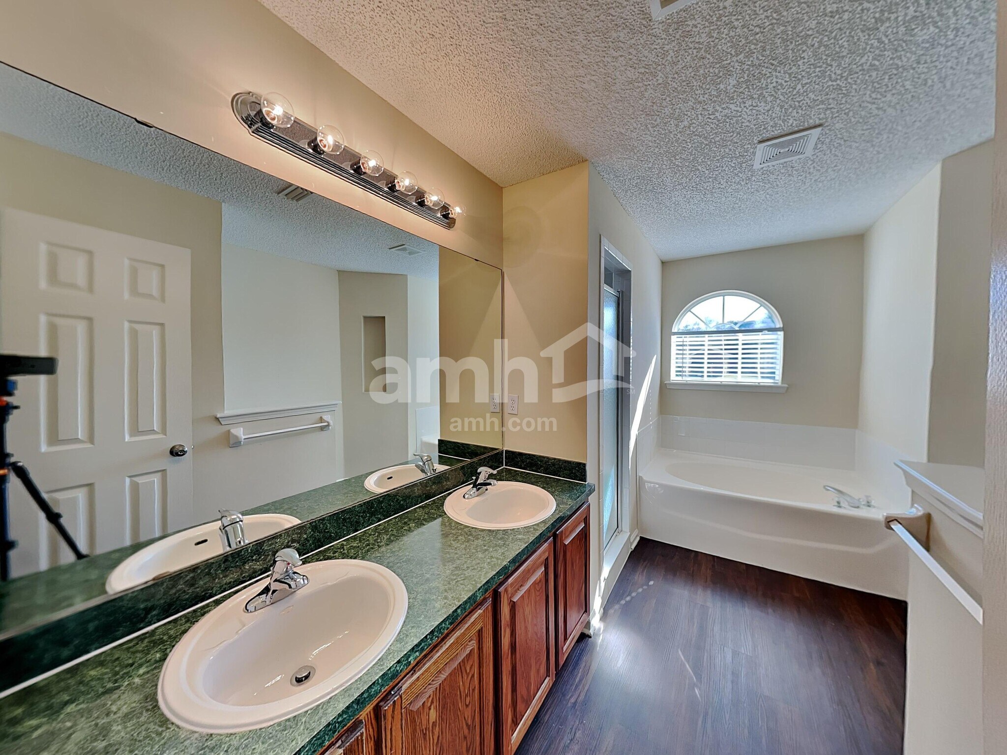 Building Photo - 2952 Majestic Oaks Ln