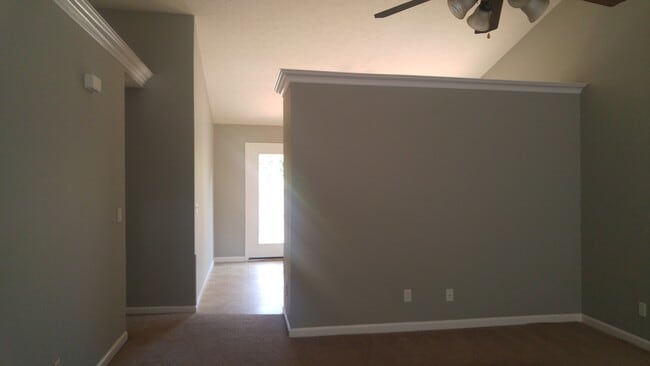 Building Photo - Southside Single Family Home Attached 2 Car Garage 3bd/2.5 Bath Romney Sub.