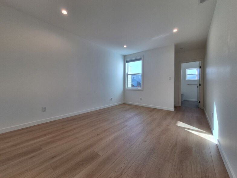 Building Photo - 723 38th Ave