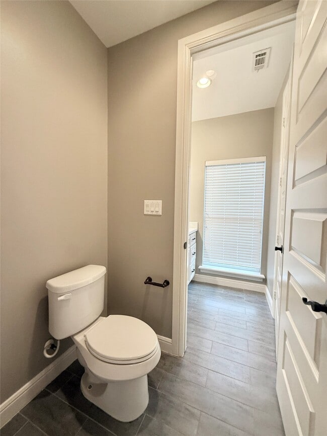 Building Photo - 2116 Couch St