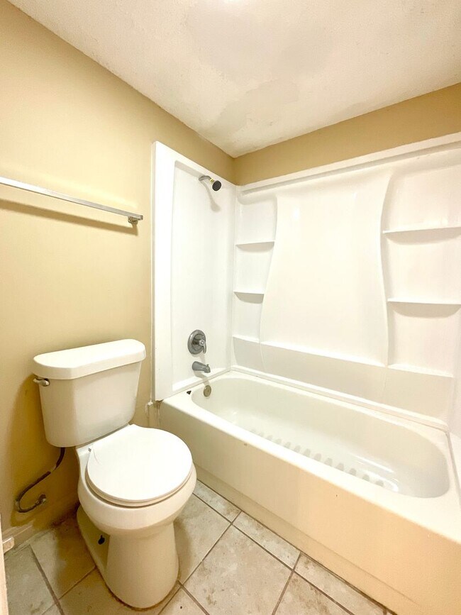 Building Photo - Available Now! 3 Bedroom / 2 Bath Home Nea...