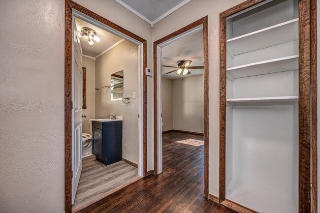 Building Photo - 809 N Ross Ave