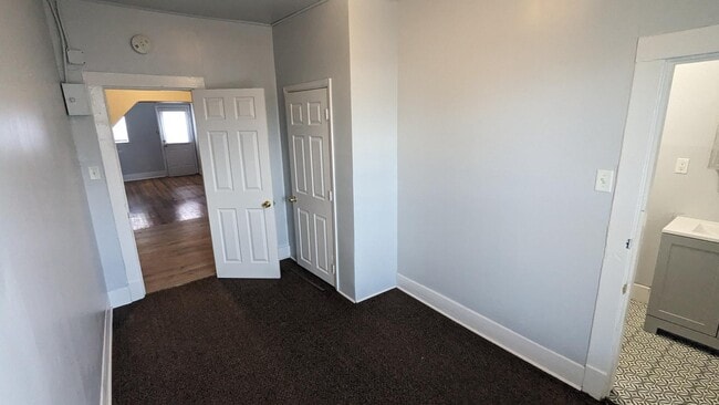 Building Photo - 400 E 9th St