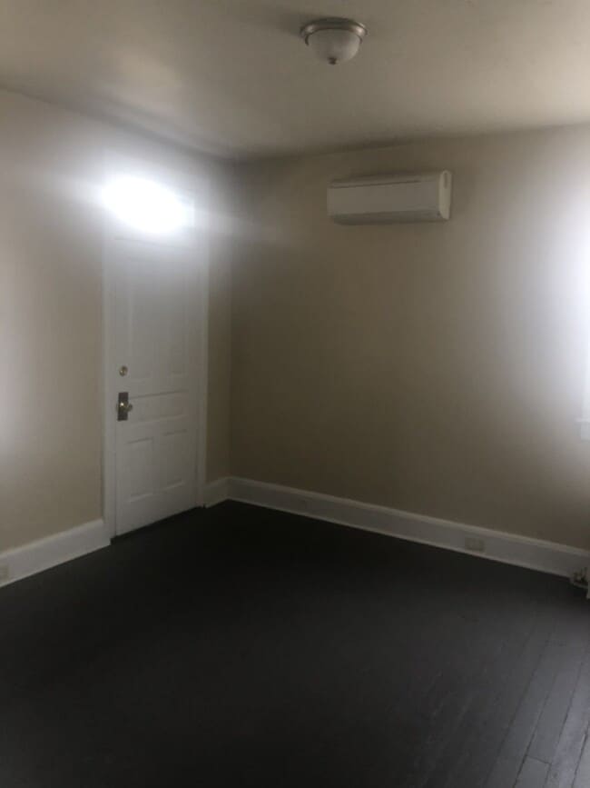 Building Photo - Move in ready!! Charming 4 Bedroom home!!