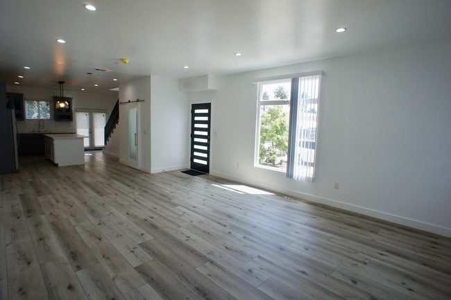 Building Photo - 2905 Alsace Ave