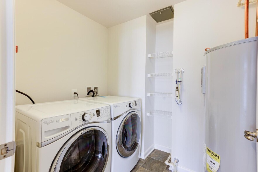 Building Photo - 13643 Air and Space Museum Pky