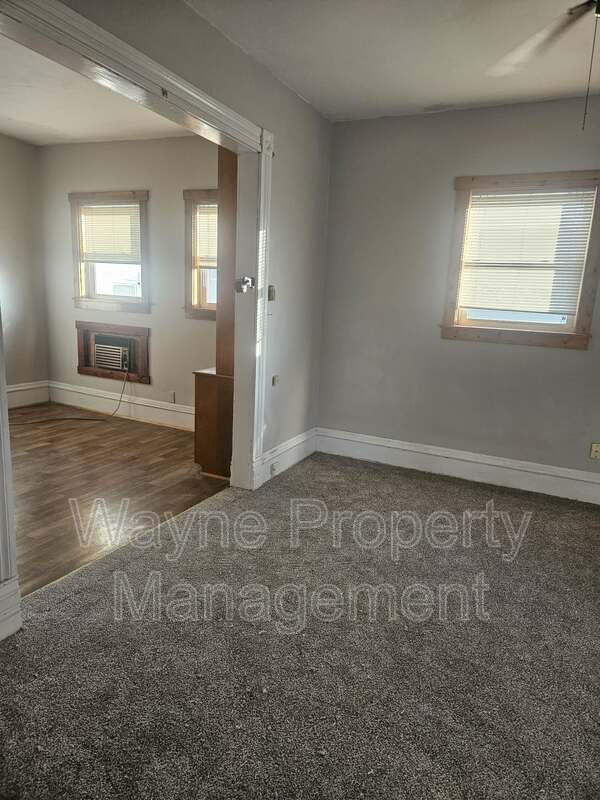 Building Photo - 516 N Cadwell Ave