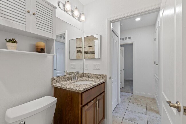 Building Photo - CLOSE TO EVERYTHING!