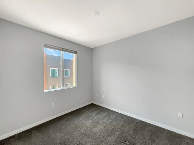 Building Photo - Spacious San Elijo Hills Home with 2-car G...