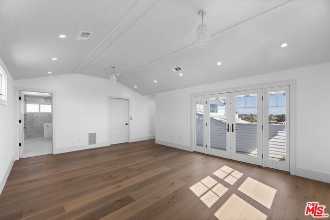 Building Photo - 566 Ida St