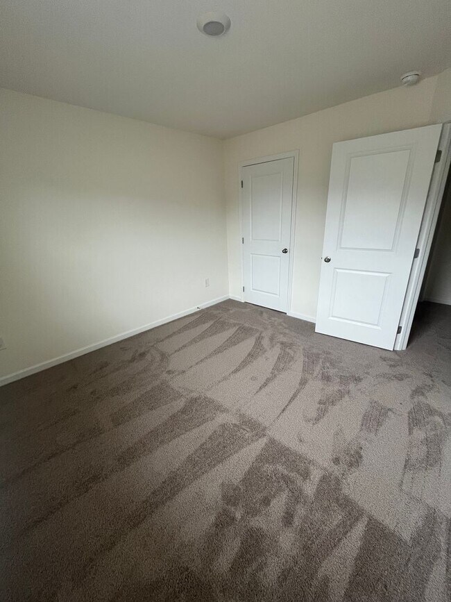 Building Photo - Brand New Townhome – Modern Comfort & Conv...