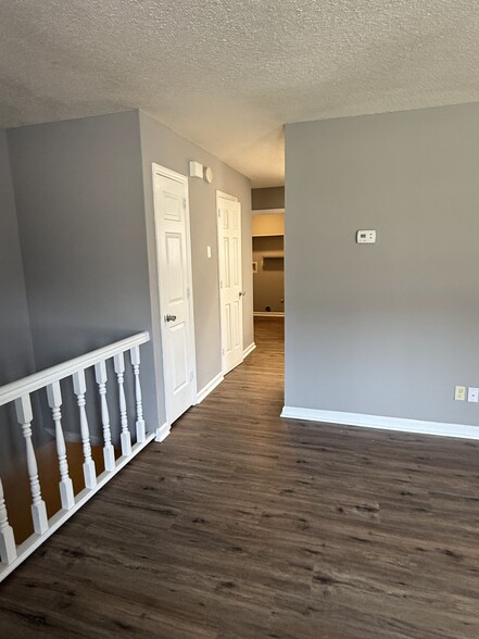 Living room_Railing overlooking stairs to bedrooms - 8623 Leatherwood Trl