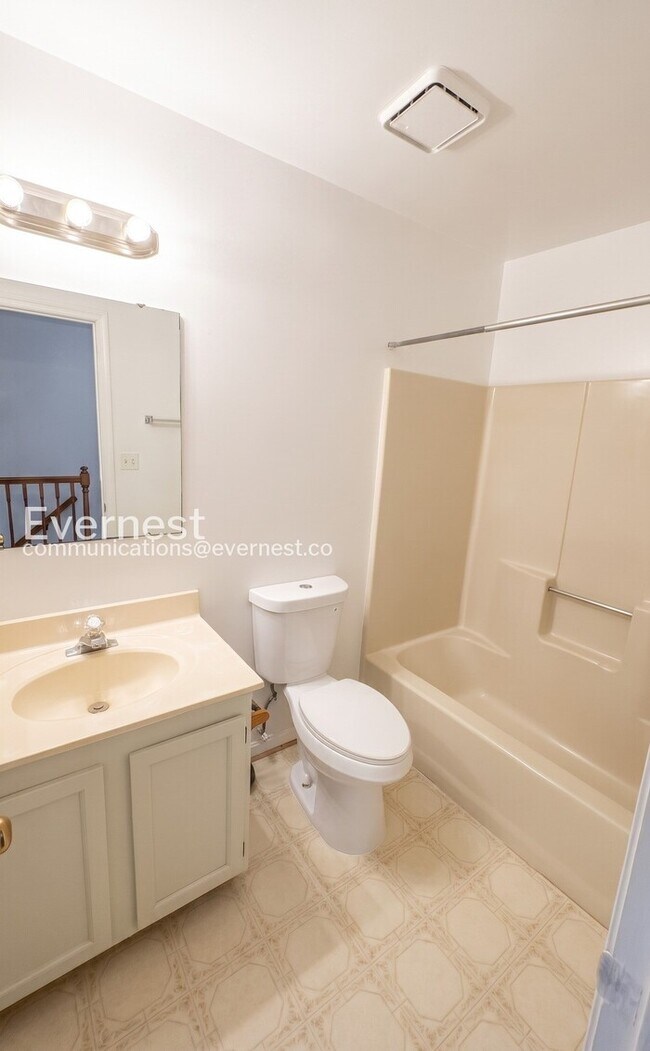 Building Photo - 3 Bed, 3.5 Bath Townhome with Modern Amenities / Available Now!