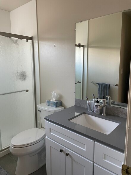 Building Photo - 2870 Lincoln Ave