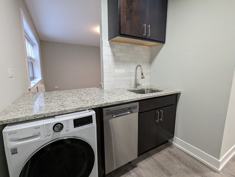 Building Photo - 456 W Barry Ave