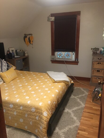 Building Photo - 4950 Elm St