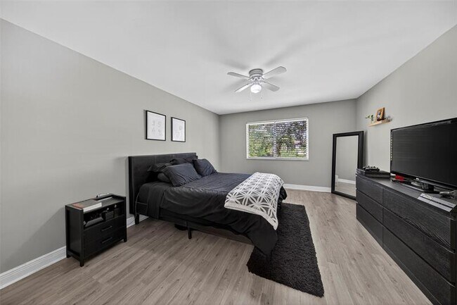 Building Photo - 412 Lakeview Dr