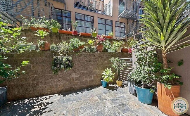 Building Photo - Spacious 1BR|2BA Loft Style Condo in the h...