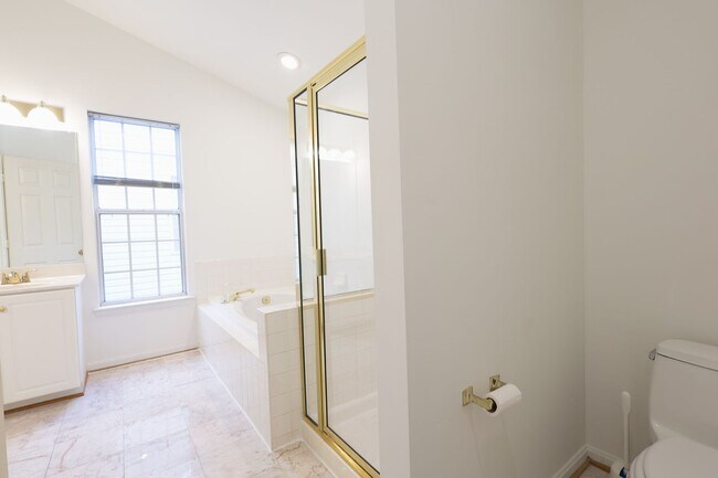 Building Photo - Beautiful 4 BR/3.5 BA Single-Family Home i...