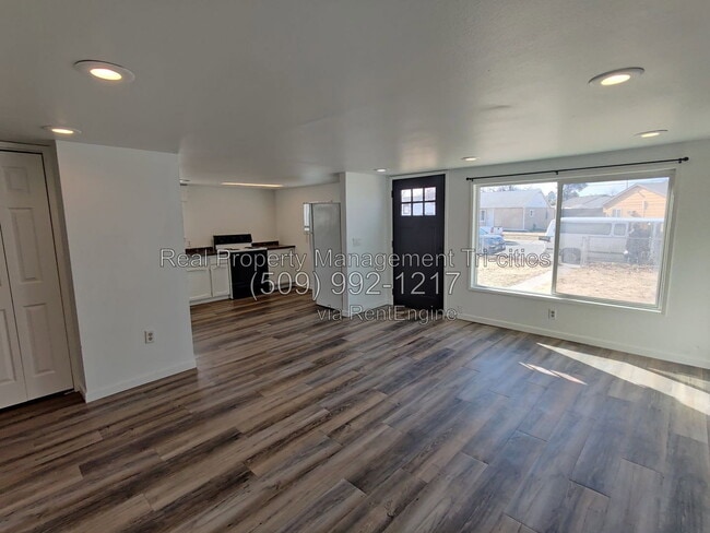 Building Photo - 1110 Potter Ave
