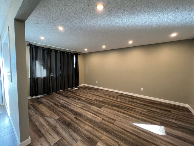 Building Photo - Cozy home next to Sage Point Elementary!