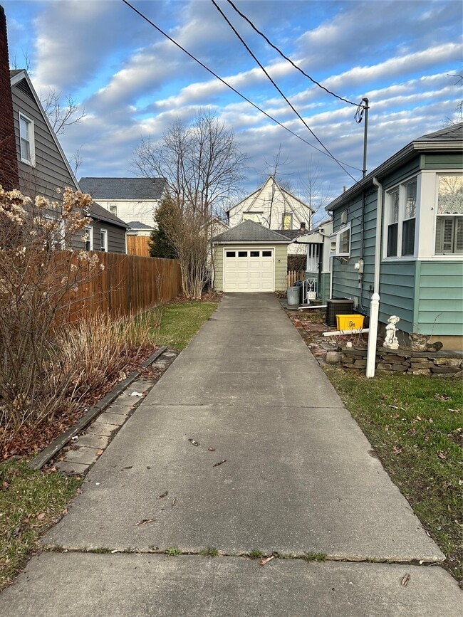 Building Photo - 74 Matthews St