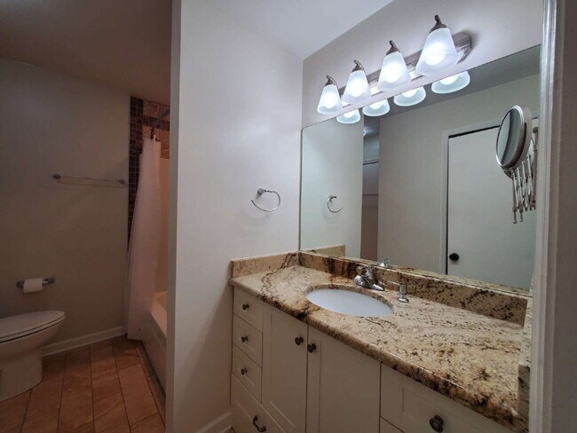 Building Photo - "Charming 2-Bed Townhouse Retreat with Modern Comforts in Hendersonville!"