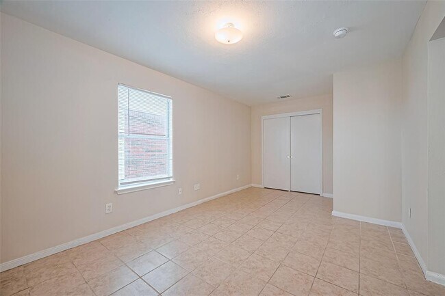 Building Photo - 7203 River Pines Dr