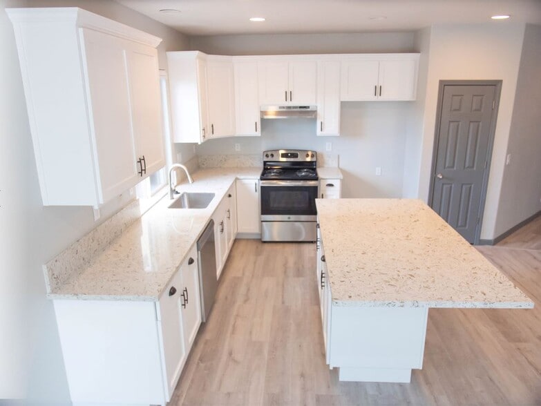 Building Photo - 633 Chandon Dr