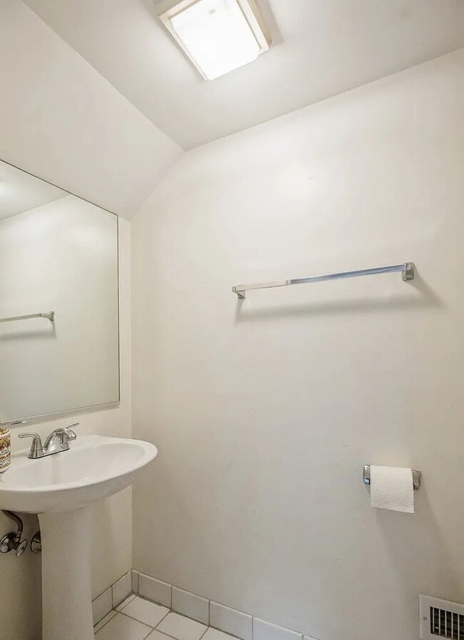 Building Photo - Comfortable Living in a Great Neighborhood