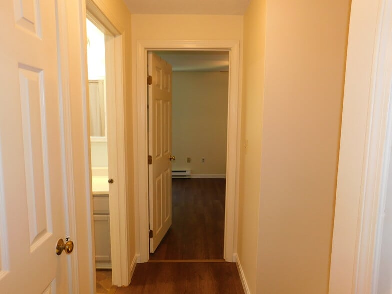 Building Photo - 4 Willow Creek Ln