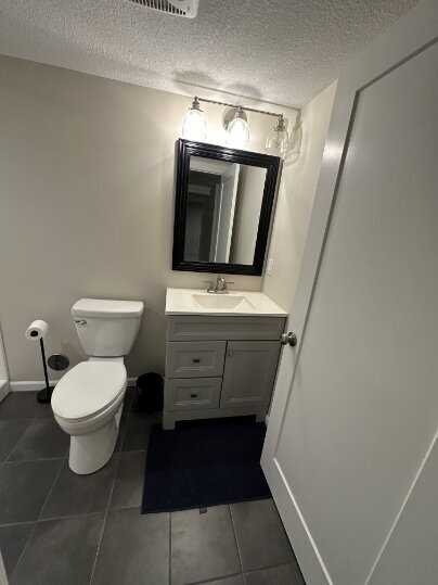 Building Photo - "Charming 4-Bed Retreat in Edina: Spacious 2142 Sq Ft with Hardwood Elegance & Cozy Fireplaces!"