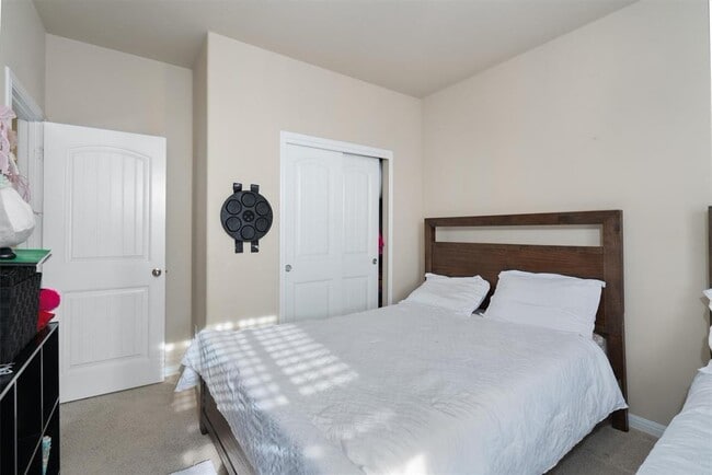 Building Photo - 417 Epiphany Ln