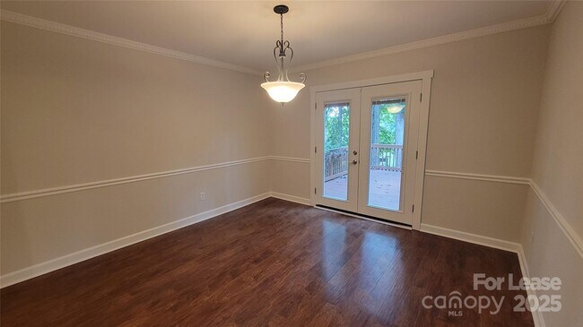 Building Photo - 9424 Whitethorn Dr