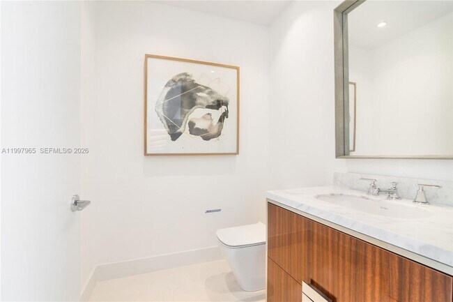 Building Photo - 15701 Collins Ave